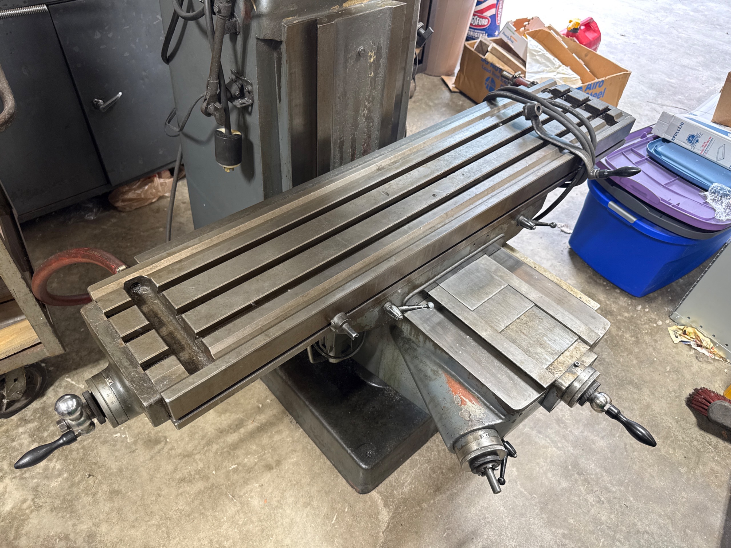 LAGUN FTV-2SE Vertical Milling Machine, 3 HP, R8 Spindle, 4250 RPM, 54x11 in Table - VERTICAL MILLING MACHINES