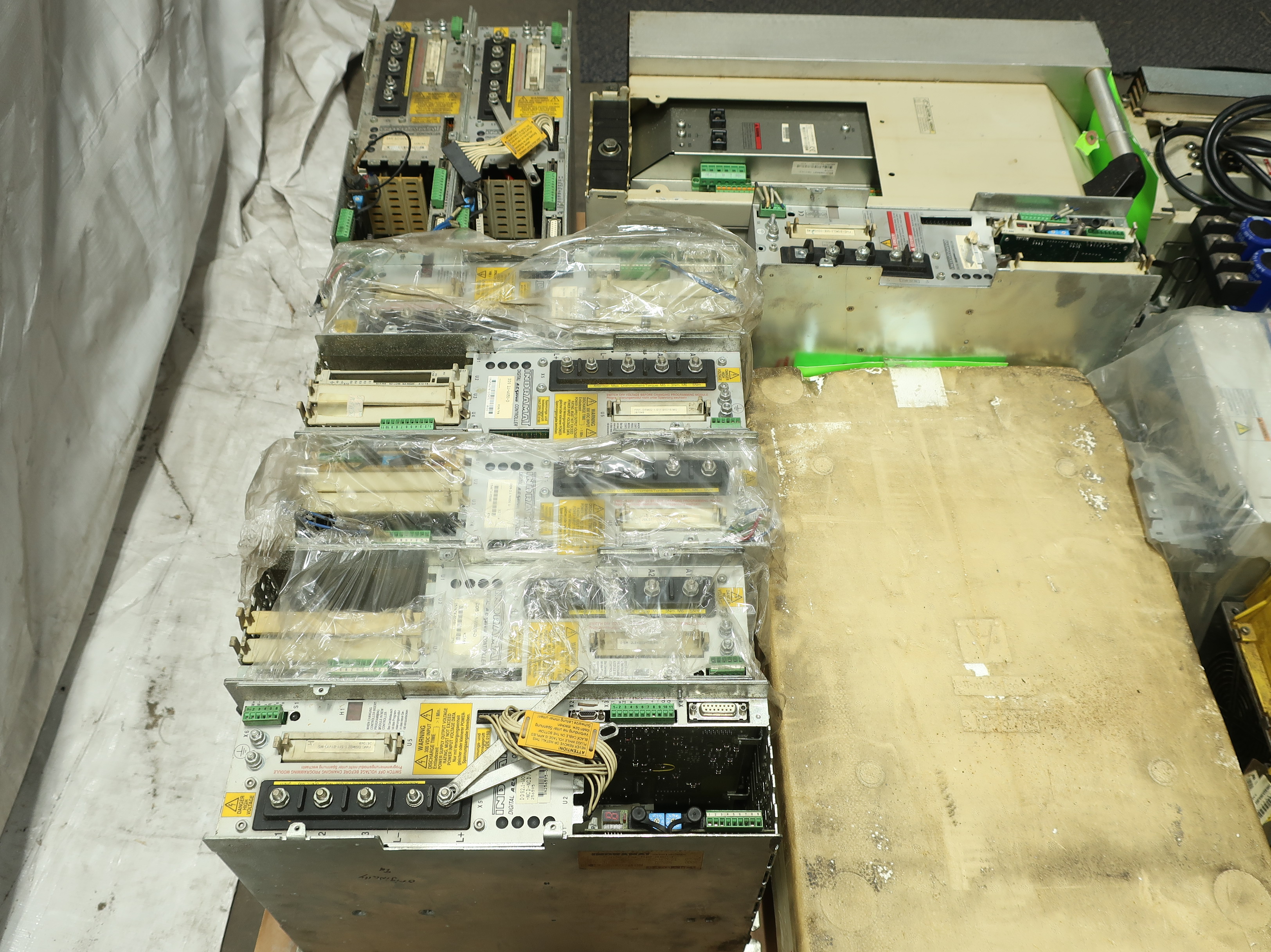 PALLET OF ASSORTED SERVO DRIVES - SERVO DRIVES