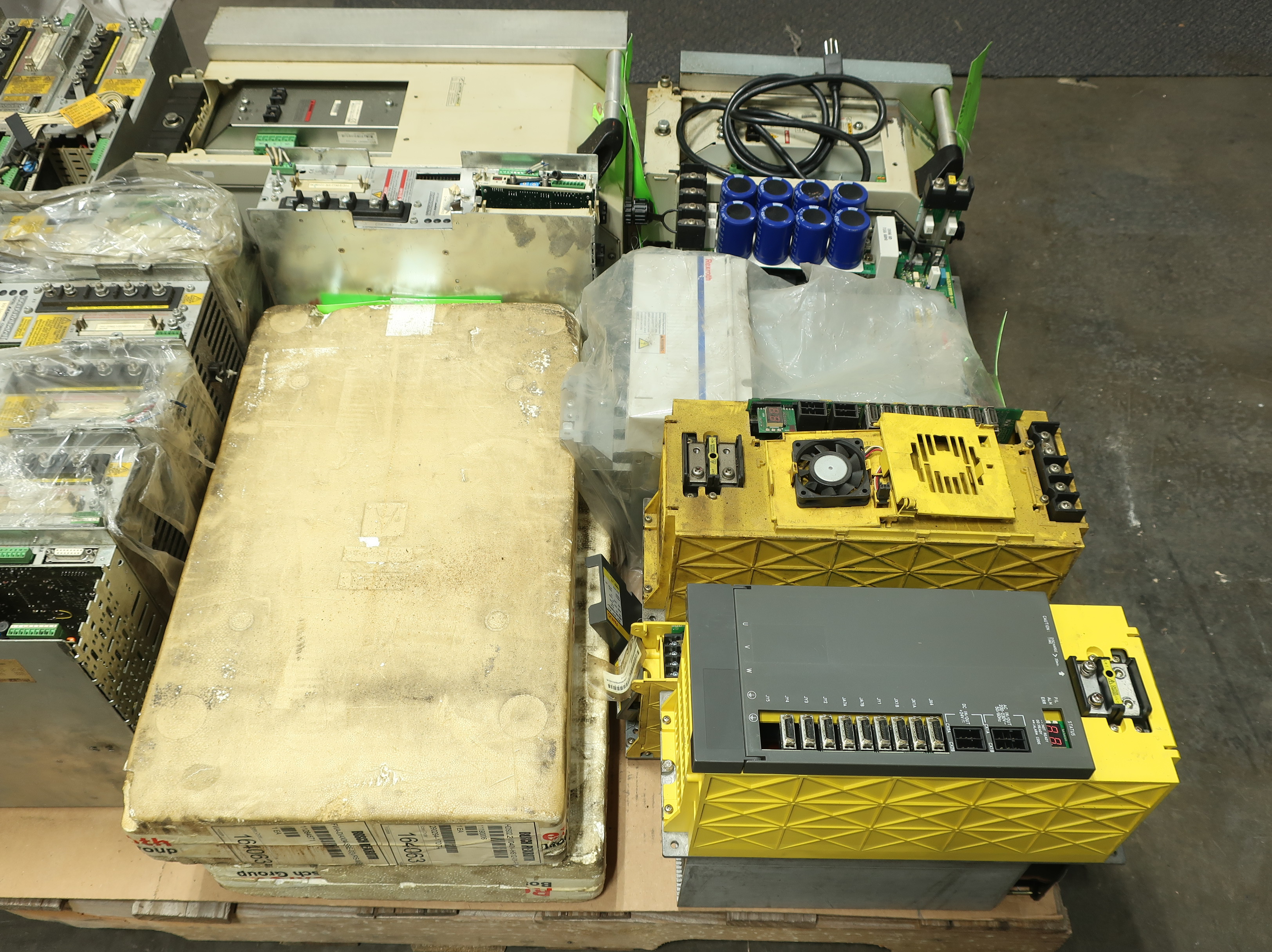 PALLET OF ASSORTED SERVO DRIVES - SERVO DRIVES