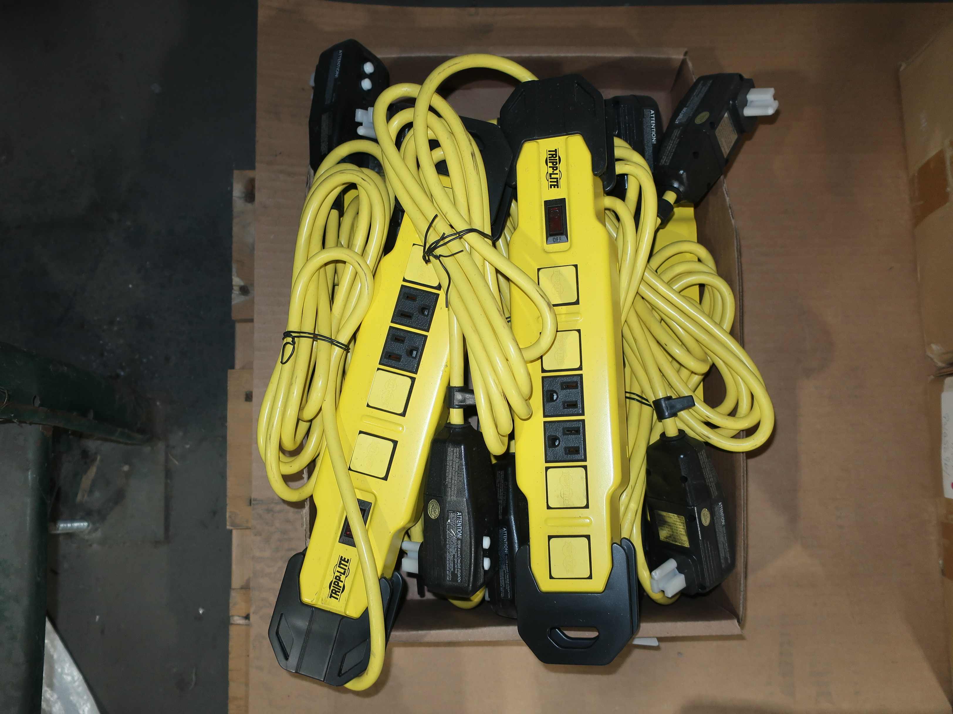 SKU 1780793 - LOT OF 8 TRIPP-LITE SURGE PROTECTORS - ELECTRICAL COMPONENTS