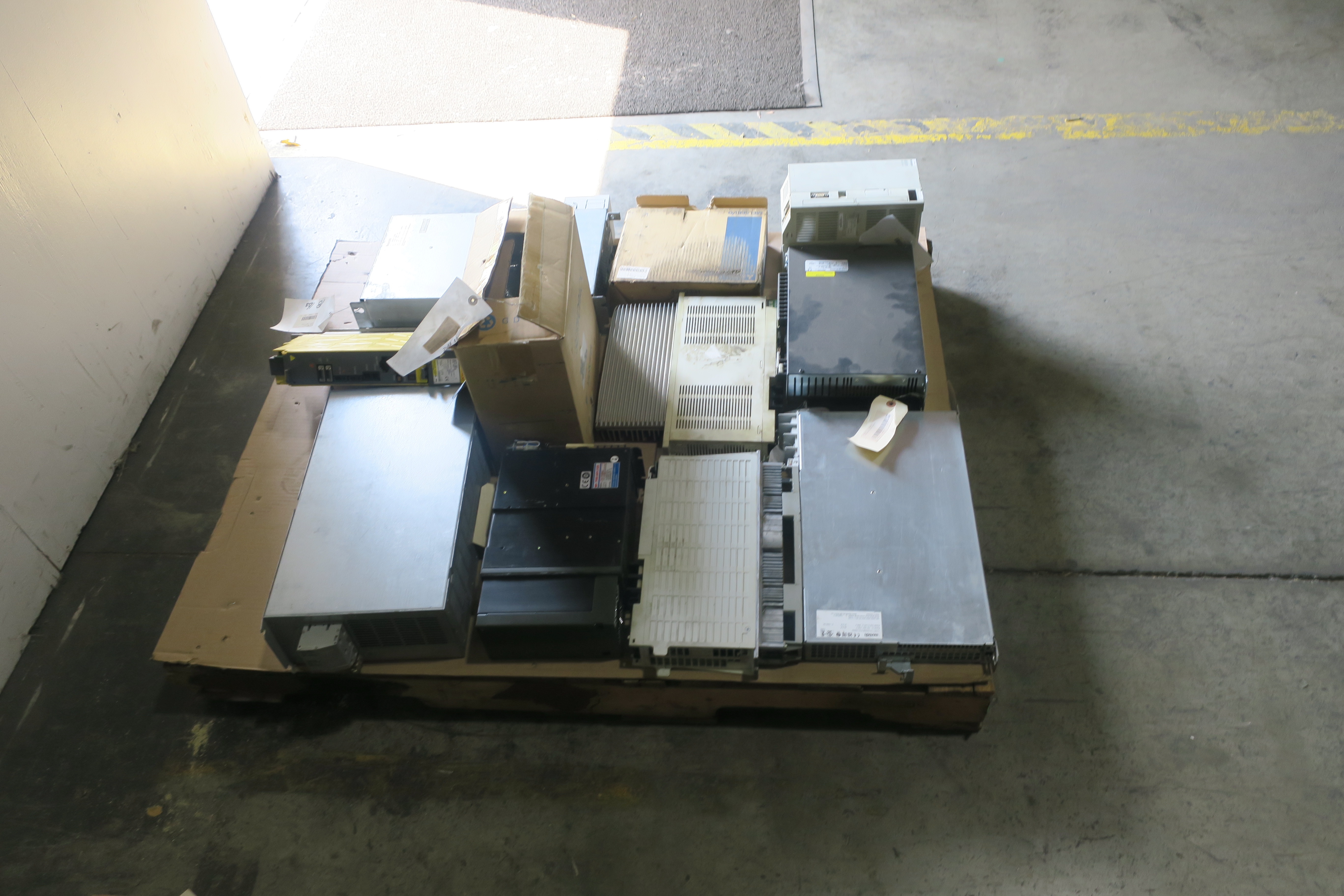 SKU 1786394 - 2 PALLETS OF ASSORTED SERVO DRIVES - SERVO DRIVES