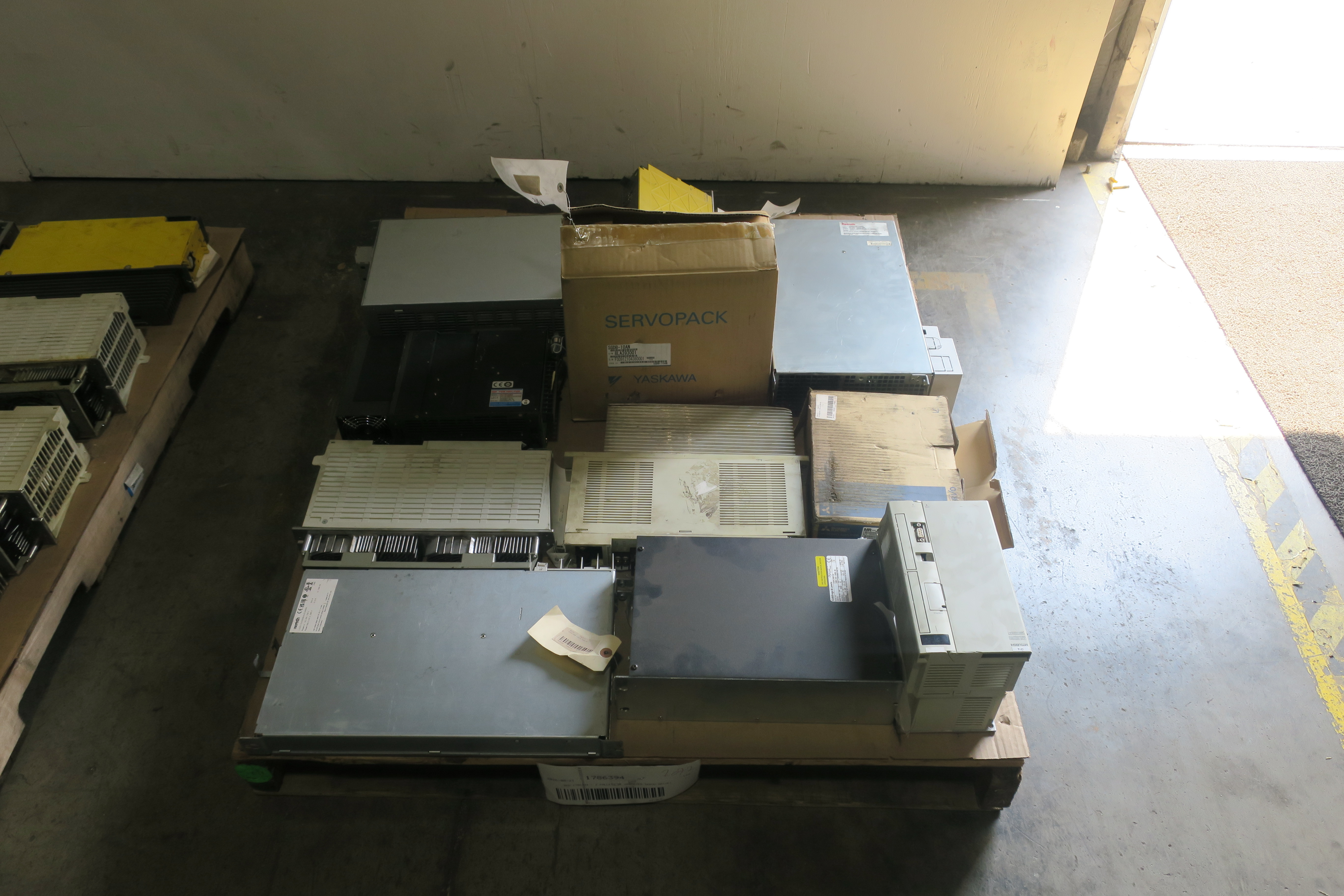 SKU 1786394 - 2 PALLETS OF ASSORTED SERVO DRIVES - SERVO DRIVES