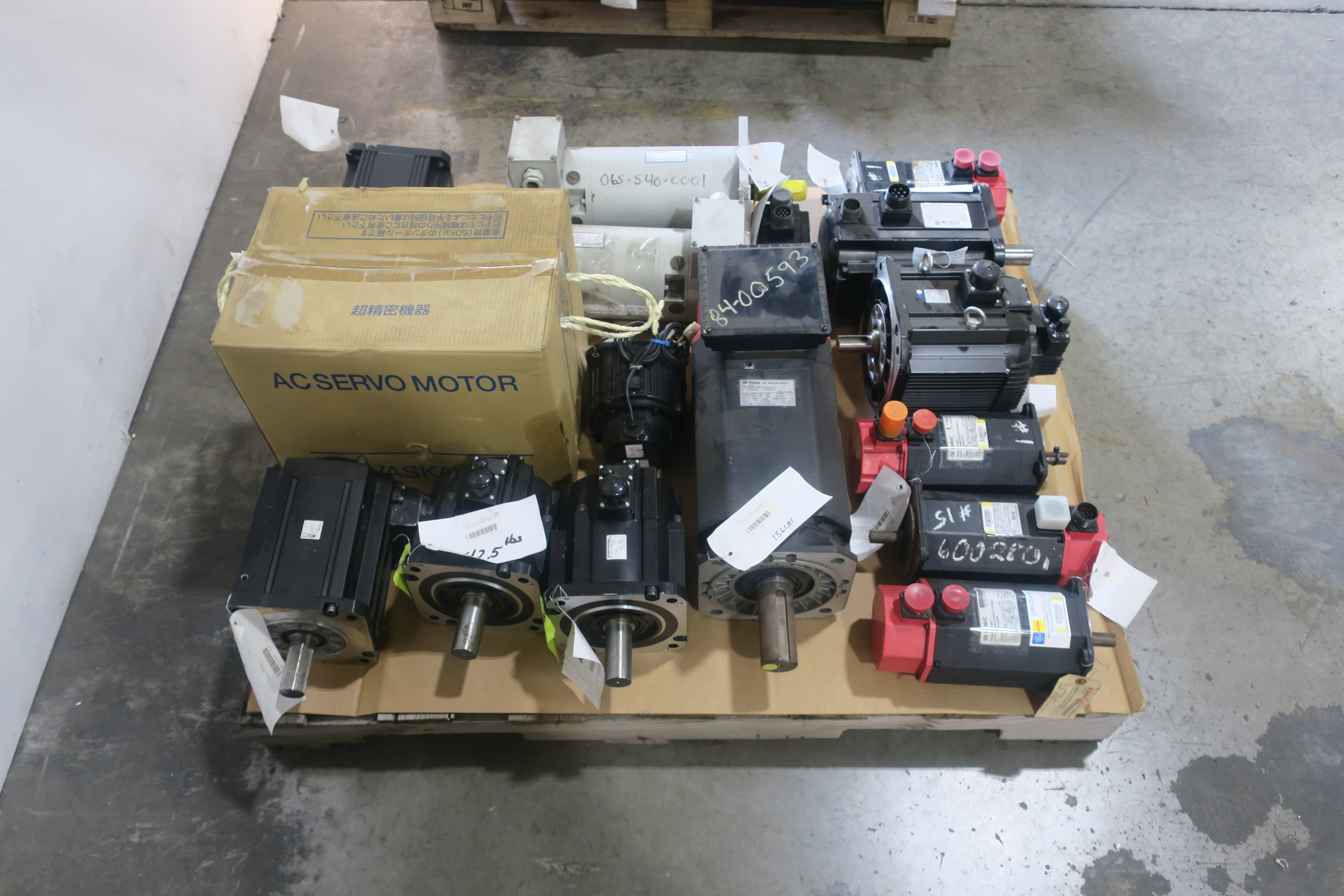 SKU 1785492 - 2 PALLETS OF ASSORTED SERVO MOTORS - SERVO MOTORS