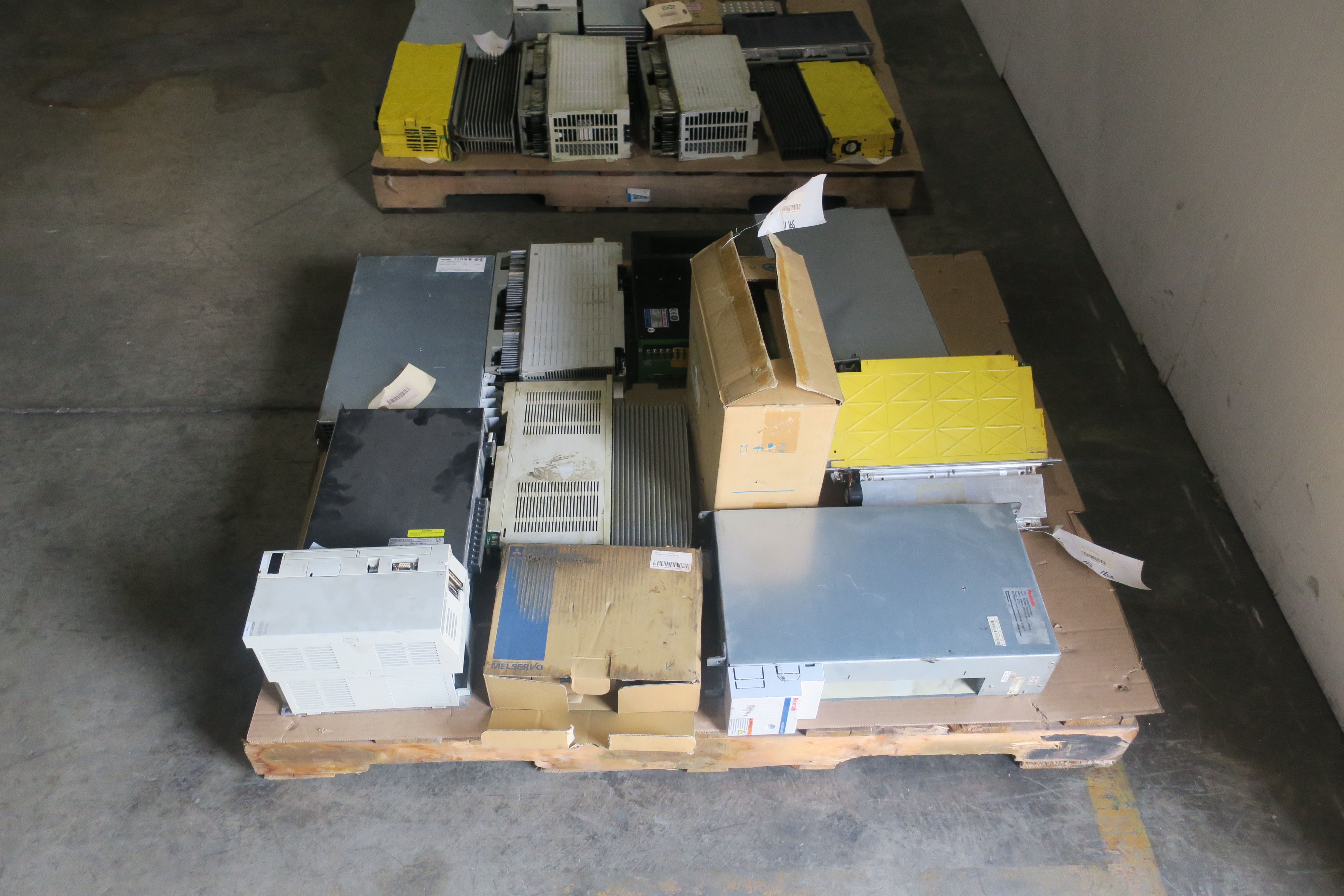 SKU 1786394 - 2 PALLETS OF ASSORTED SERVO DRIVES - SERVO DRIVES