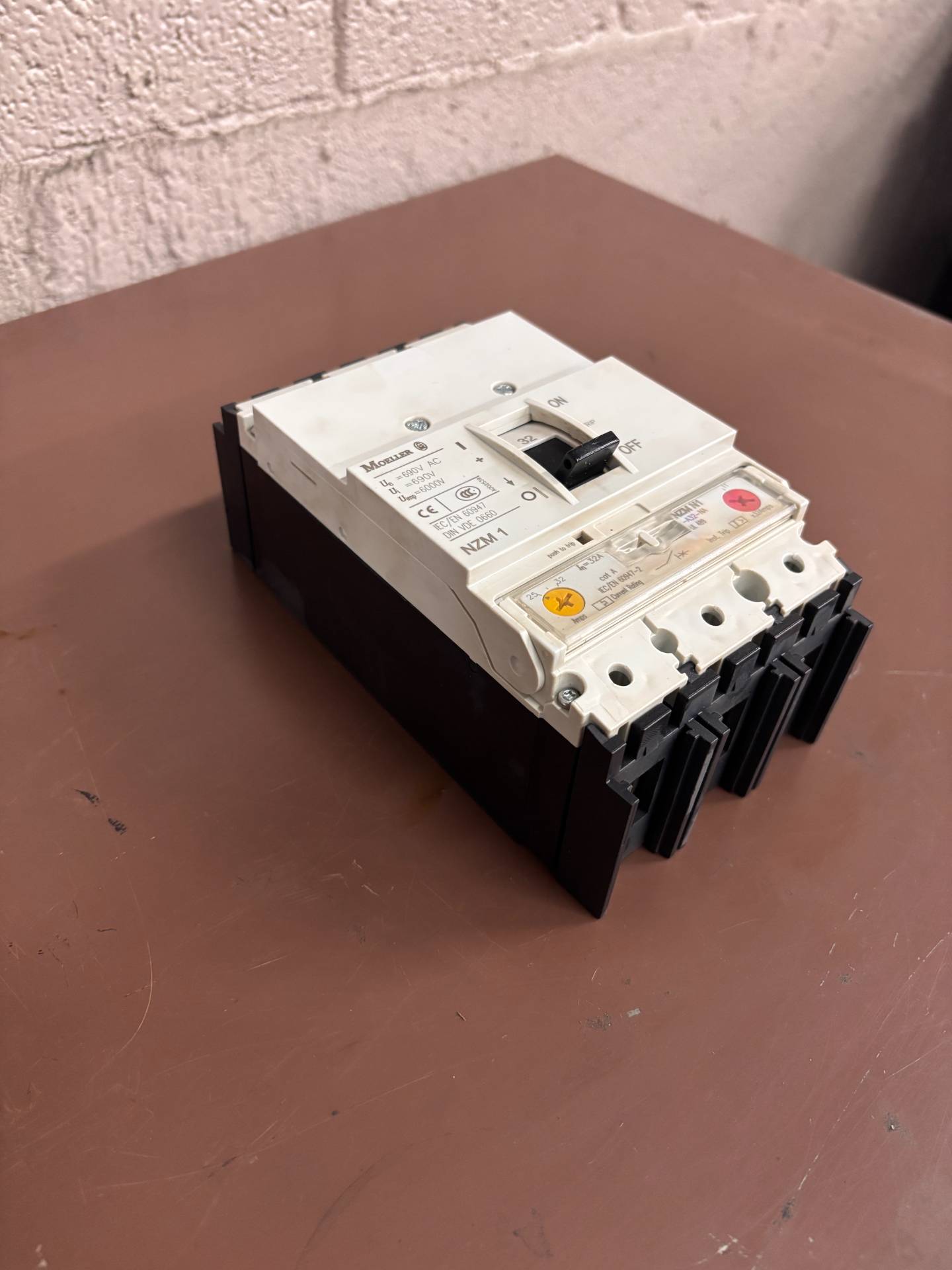 2008 MOELLER NZM N1-A32-NA MOLDED CASE CIRCUIT BREAKER - CIRCUIT BREAKERS