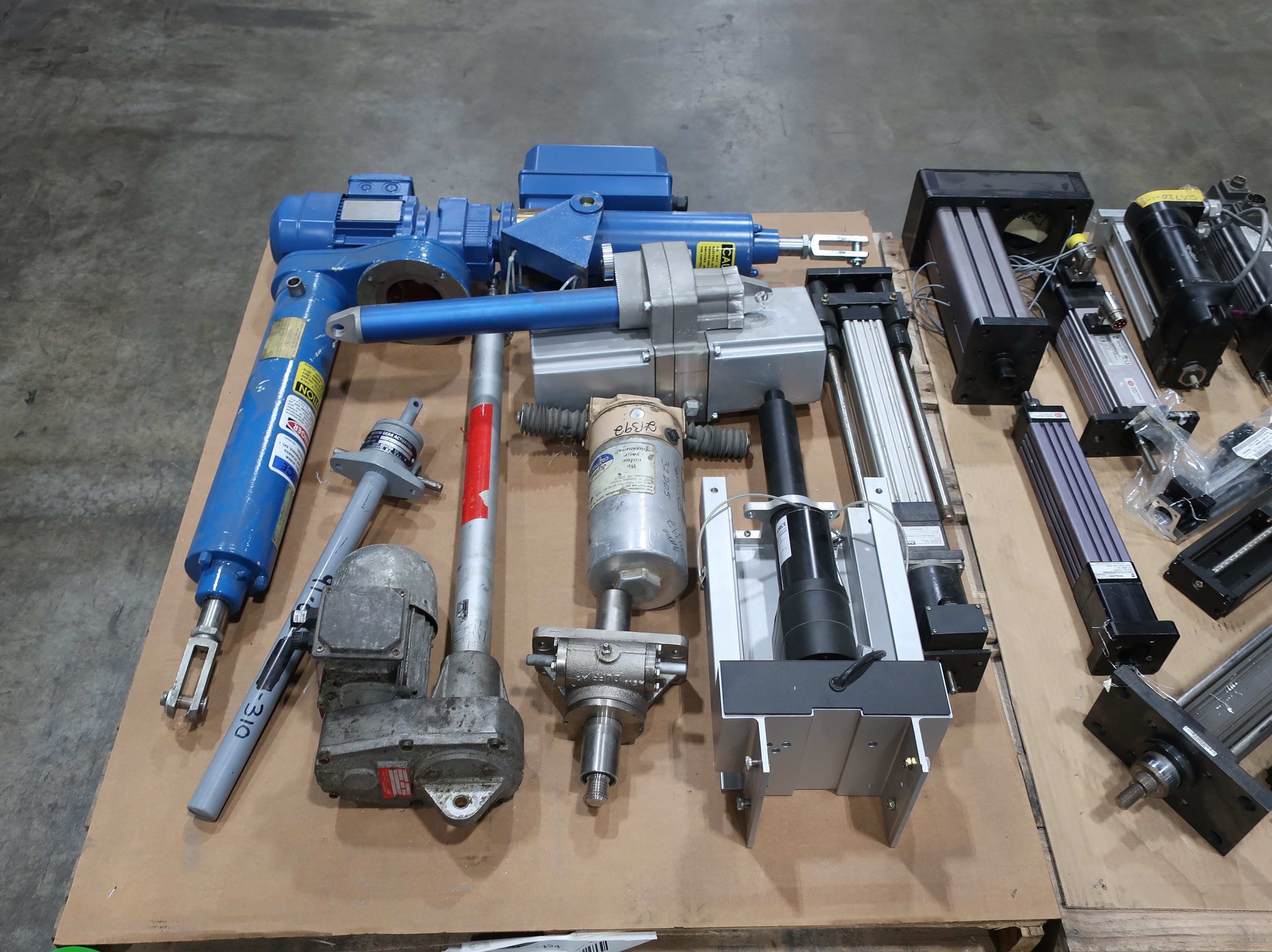 SKU 1785494 - 2 PALLETS OF ASSORTED LINEAR SERVO MOTORS AND ACTUATORS - LINEAR SERVO MOTORS