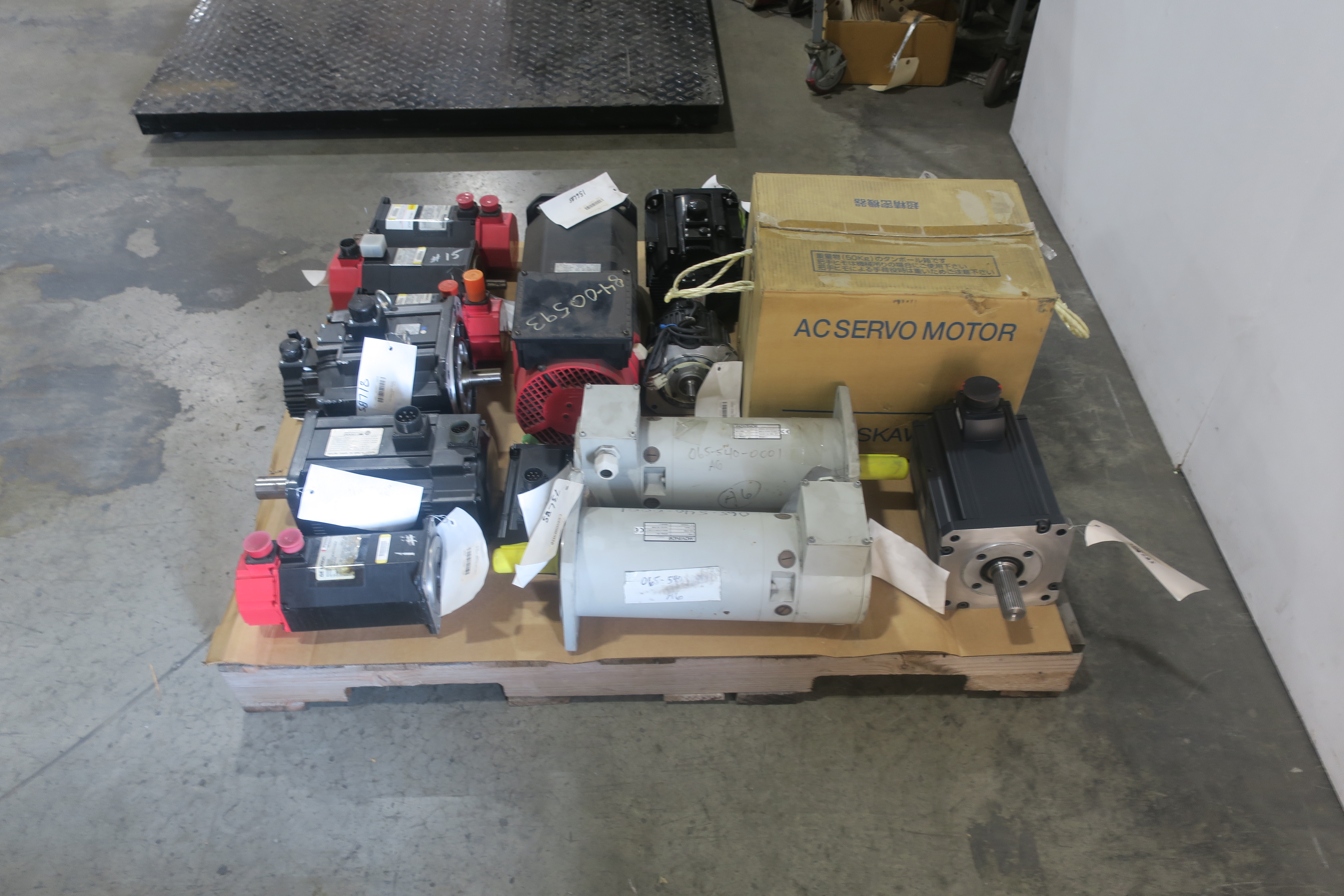 SKU 1785492 - 2 PALLETS OF ASSORTED SERVO MOTORS - SERVO MOTORS
