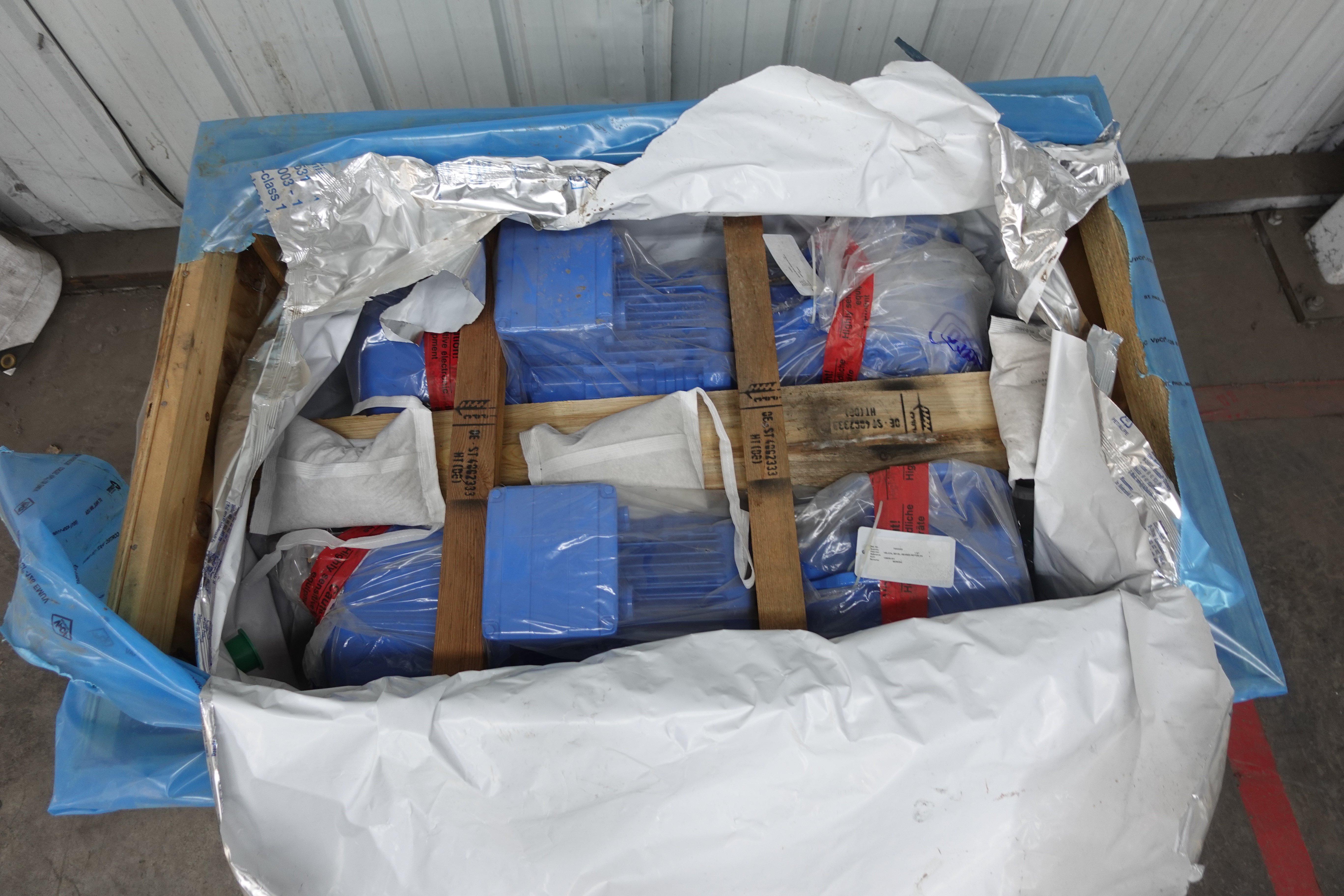 SKU 1779665 - LOT OF 2 575V HELICAL GEARMOTORS - GEARMOTOR