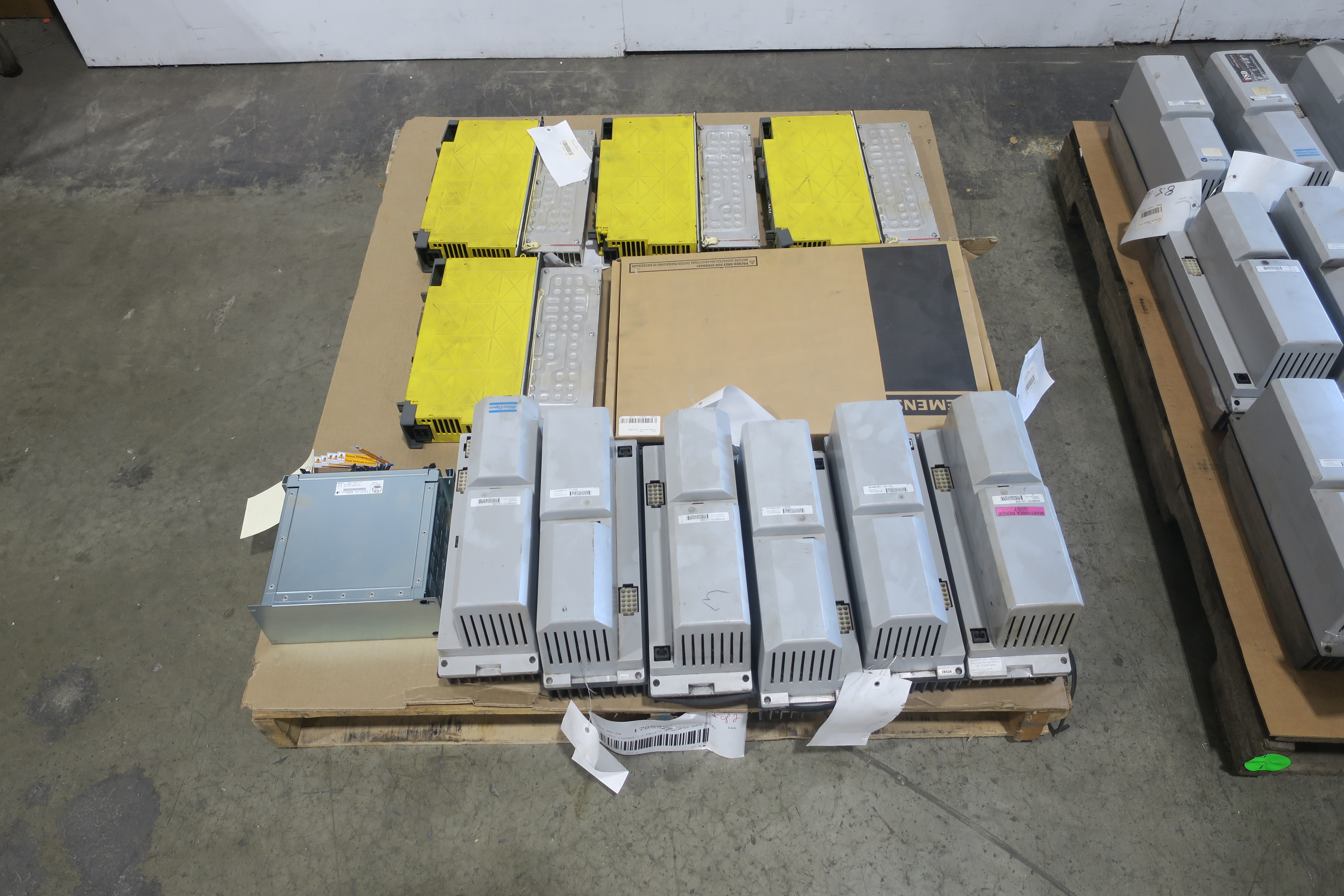 SKU 1785984 - 2 PALLETS OF ASSORTED SERVO DRIVES - SERVO DRIVES