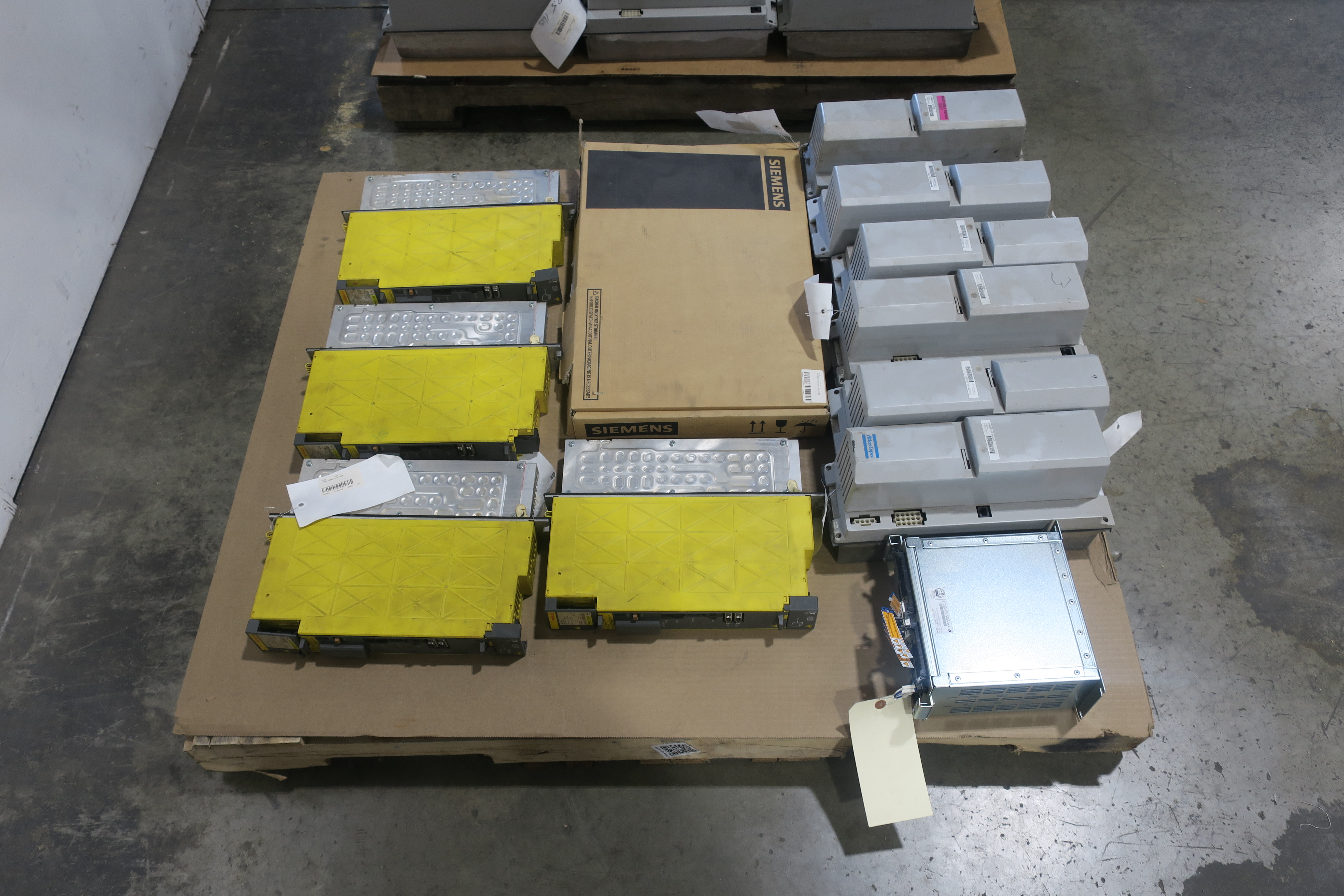 SKU 1785984 - 2 PALLETS OF ASSORTED SERVO DRIVES - SERVO DRIVES