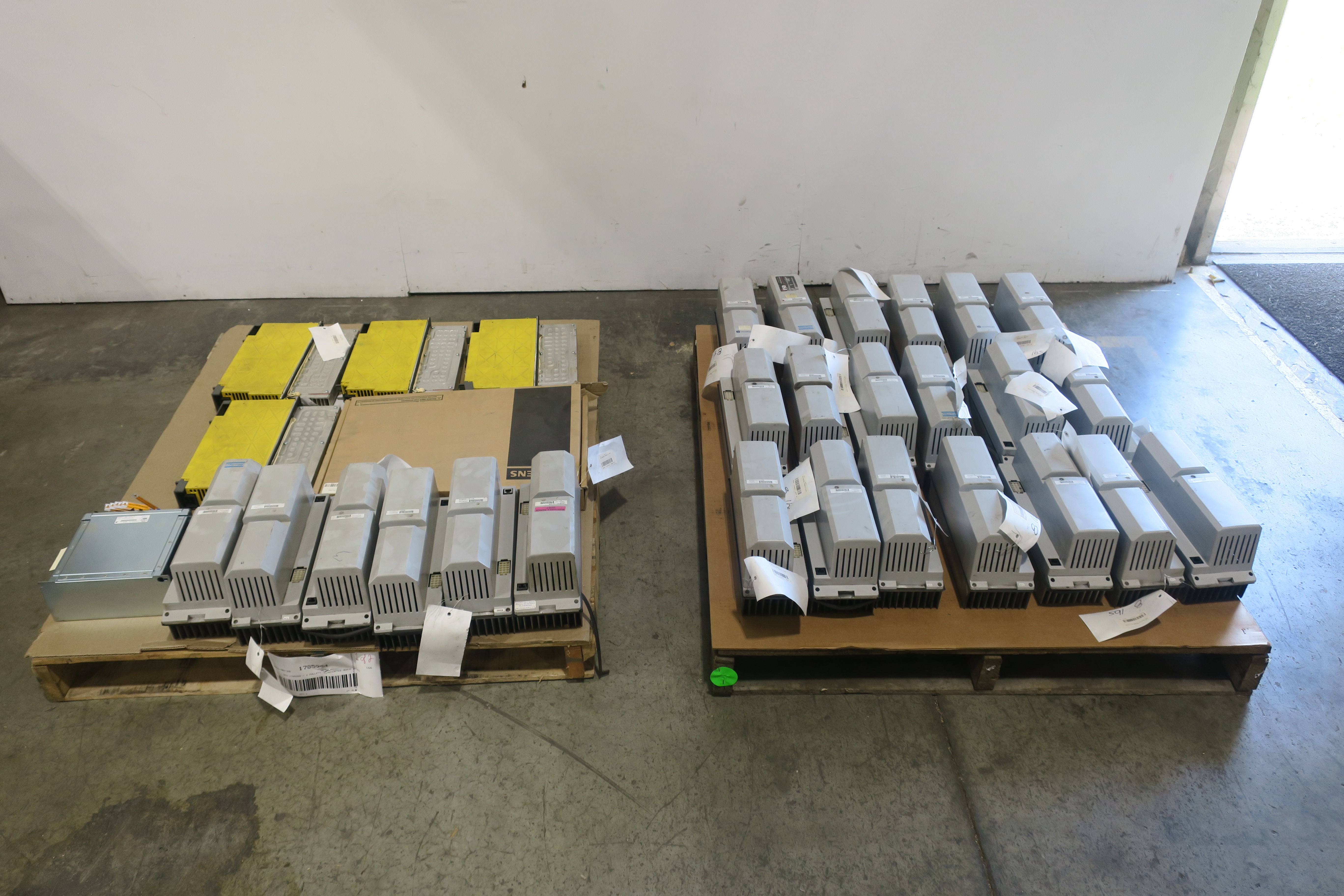 SKU 1785984 - 2 PALLETS OF ASSORTED SERVO DRIVES - SERVO DRIVES