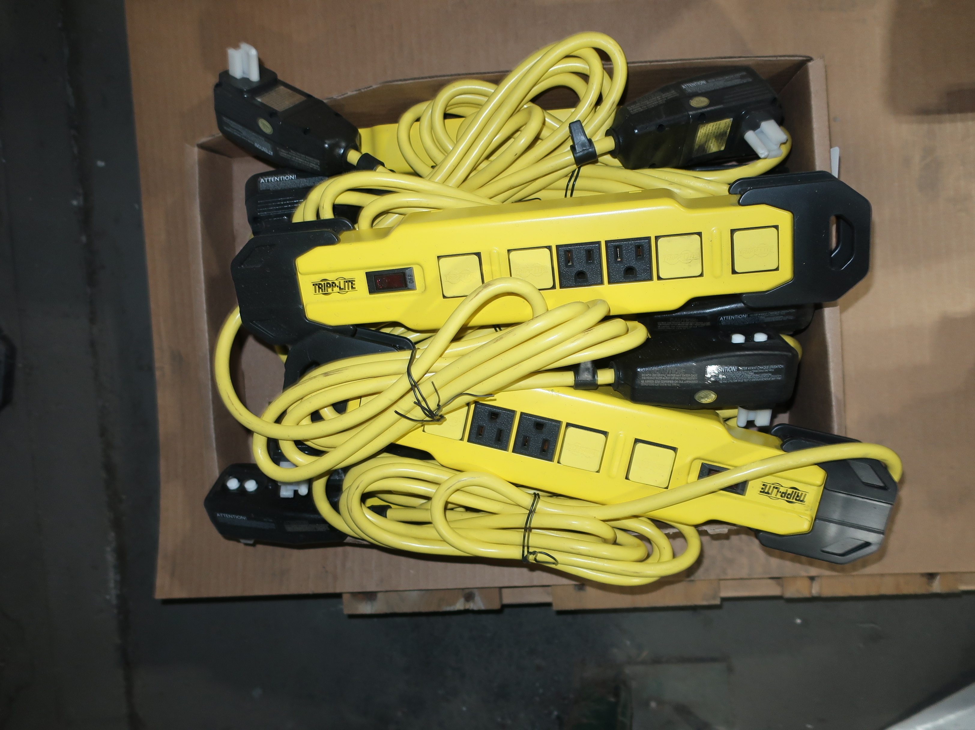 SKU 1780793 - LOT OF 8 TRIPP-LITE SURGE PROTECTORS - ELECTRICAL COMPONENTS