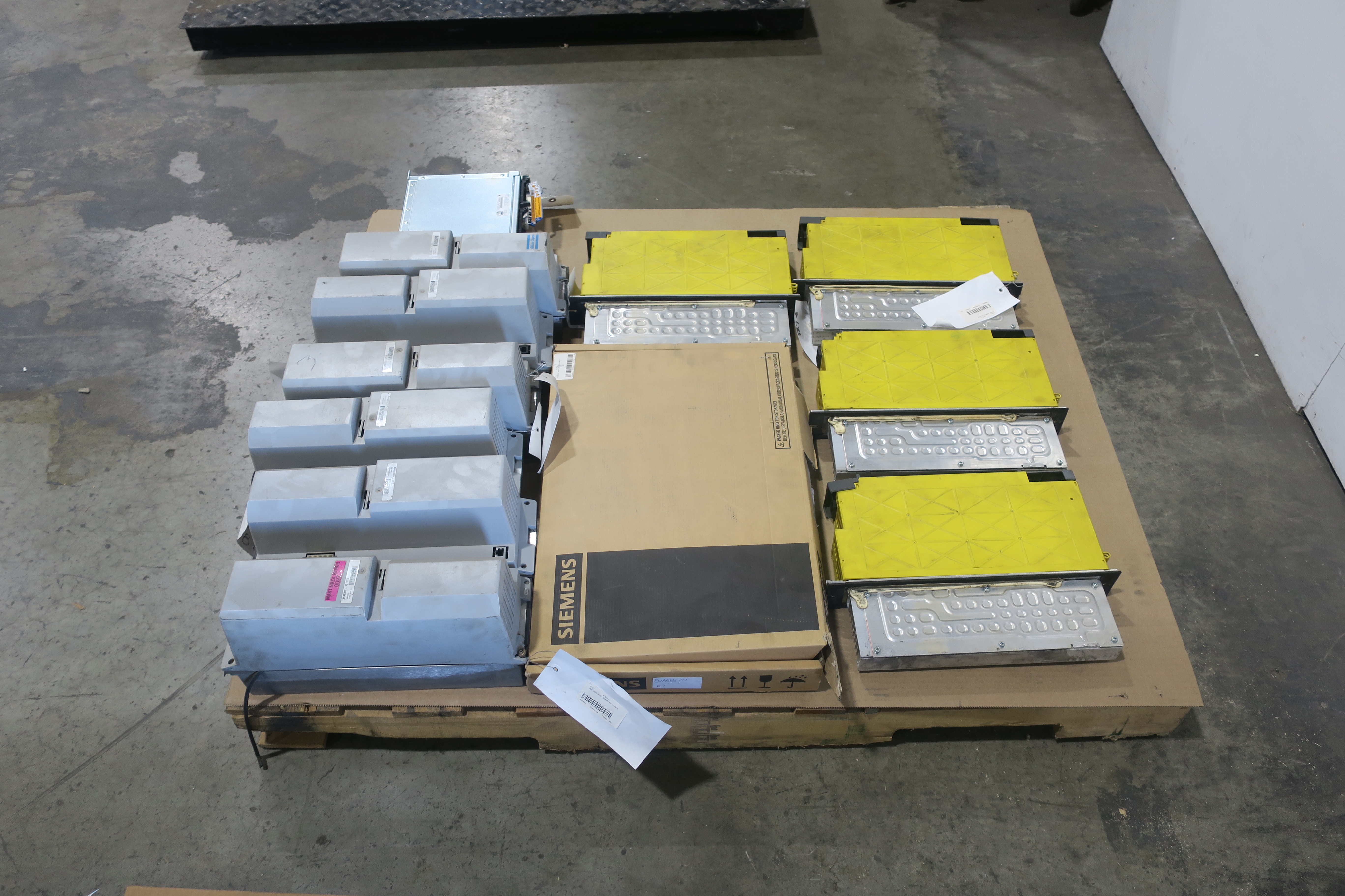 SKU 1785984 - 2 PALLETS OF ASSORTED SERVO DRIVES - SERVO DRIVES